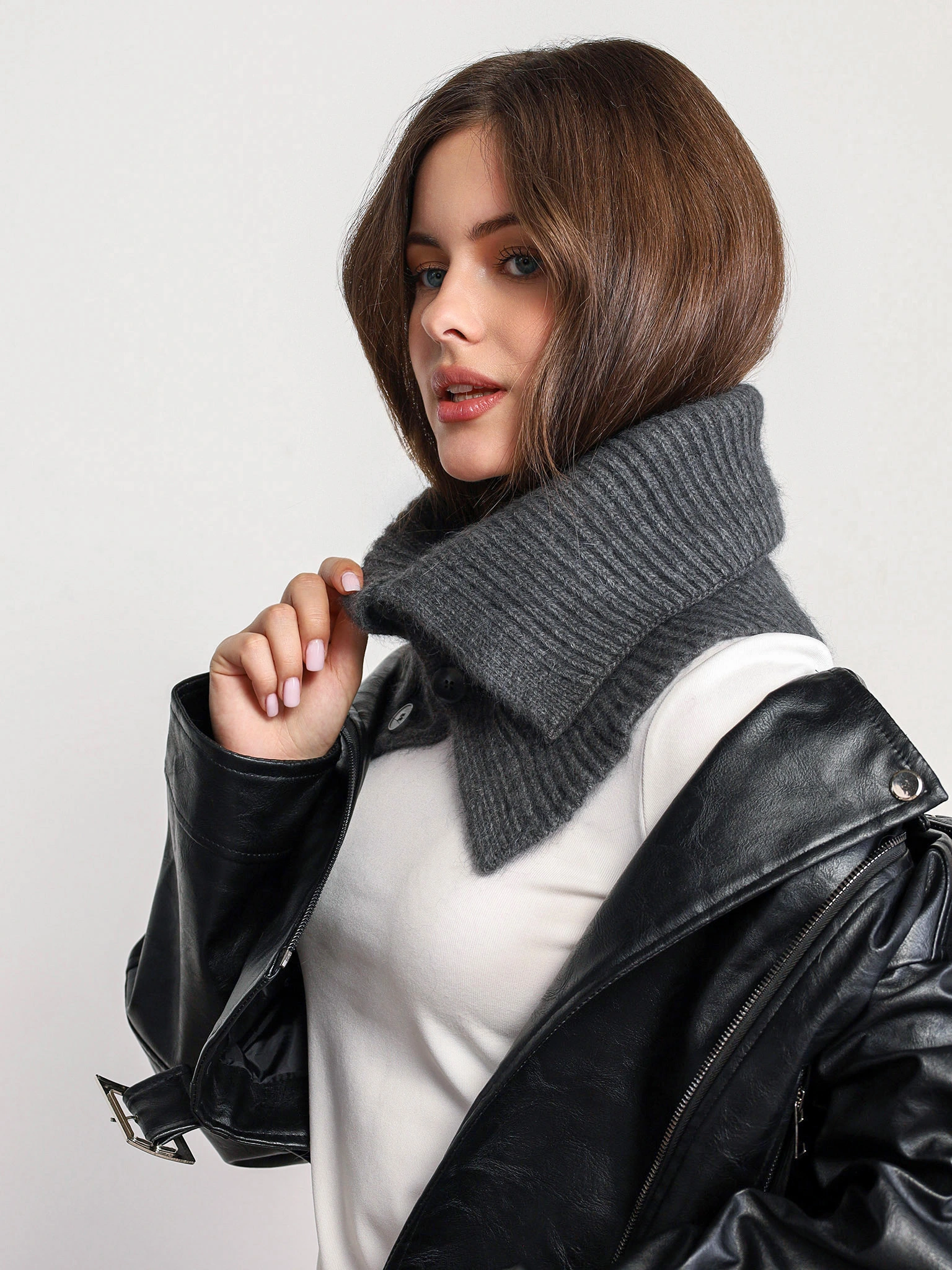 Шарф-манишка с шерстью енота на пуговицах  